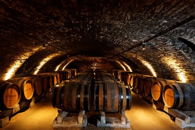 im-ehemaligen-kloster-liess-sich-im-18-jh-der-junge-weinhaen.jpg Weinkeller mit grossen Holzfässern.