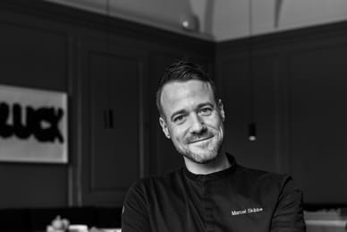 das-excellence-gourmetfestival-10.jpg Person in einem stilvollen Esszimmer sitzend.