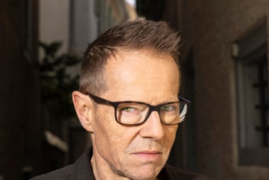 excellence-comedy-cruise-no-2-1.jpg Person mit Brille steht in einem schmalen Durchgang.