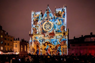 lichterfest-lyon.jpg Kathedrale bei Nacht mit farbenfroher Lichtprojektion.