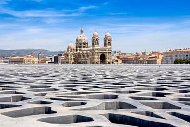 marseille.jpg Kathedrale von Marseille hinter geometrischer Dachstruktur.