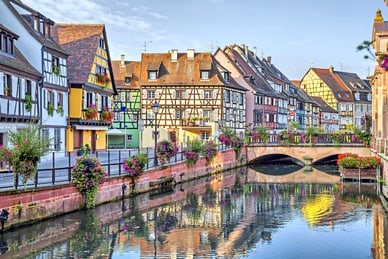 colmar.jpg Malerische Fachwerkhäuser an einem Kanal mit Brücke in einer Altstadt.