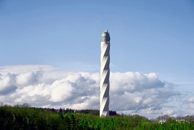 testturm-rottweil.jpg Schraubenförmiger Turm über grüner Landschaft, bewölkter Himmel.