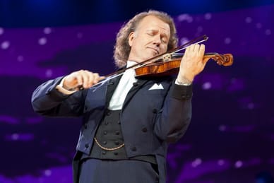 donauwalzer-mit-andre-rieu-1.jpg Violinist spielt leidenschaftlich auf der Bühne.