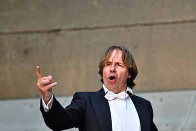 burkhard-v-puttkamer.jpg Mann in Frack singt auf der Bühne.
