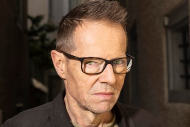 excellence-comedy-cruise-no-2-1.jpg Person mit Brille steht in einem schmalen Durchgang.