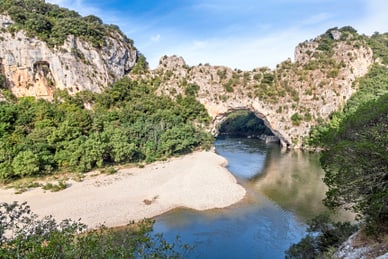 le-bonheur-du-golf-saone-rhone-1.jpg Fluss mit natürlichen Felsbögen und Bäumen.