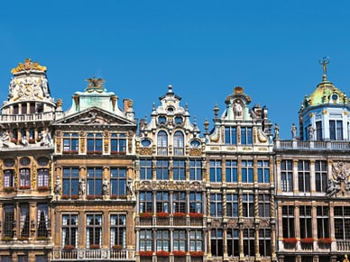 Historische Zunfthäuser mit verzierten Fassaden, Giebeln und roten Blumenkästen am Grand Place in Brüssel.