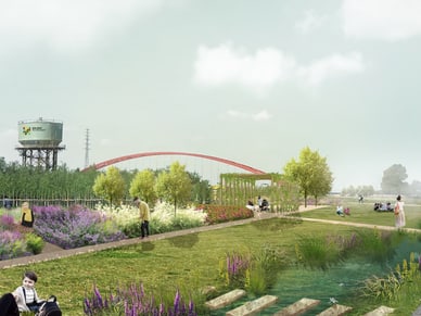 Menschen spazieren in einem Park mit Blumen und Bäumen, im Hintergrund ein Wasserturm und eine Brücke.