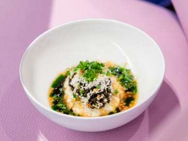 klingt-gut-schmeckt-gut-die-donau-mit-sternekoch-stefan-heil.jpg Schale mit einem dekorativen Gericht auf einem rosa Stuhl.