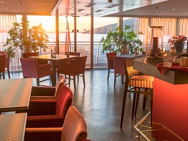 restaurant-rive.jpg Café mit Blick auf Sonnenuntergang und Meer.