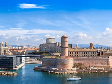 Blick auf den Vieux Port in Marseille mit Château Saint-Jean, Cathédrale de la Major und Segelbooten im Vordergrund.