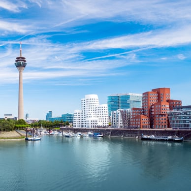 medienhafen-duesseldorf-magnet-fuer-zukunftsbranchen-und-sze.jpg Panorama des Rheinturms und Medienhafens in Düsseldorf.
