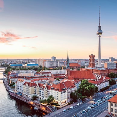 Berlin Stadtansicht bei Sonnenuntergang mit Fernsehturm und Spree.