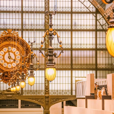 Grosse, verzierte Uhr in einem architektonischen Gebäude.