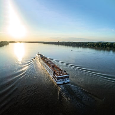 Luftaufnahme des Flusskreuzfahrtschiffs Excellence Empress auf der Donau bei Nyergesújfalu, Ungarn, im Abendlicht.