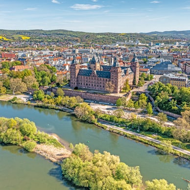 Luftaufnahme einer historischen Stadt mit Schloss und Fluss.