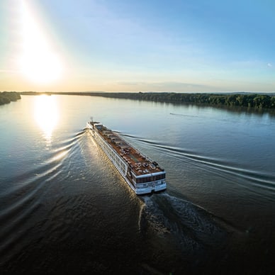 Luftaufnahme des Flusskreuzfahrtschiffs Excellence Empress auf der Donau bei Nyergesújfalu, Ungarn, im Abendlicht.