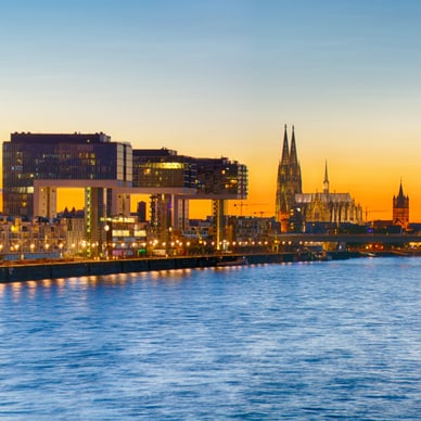 auf-backbord-koeln-in-sicht-die-kranhaeuser-und-der-dom.jpg Panorama von Köln bei Sonnenuntergang mit Rhein und Kölner Dom.
