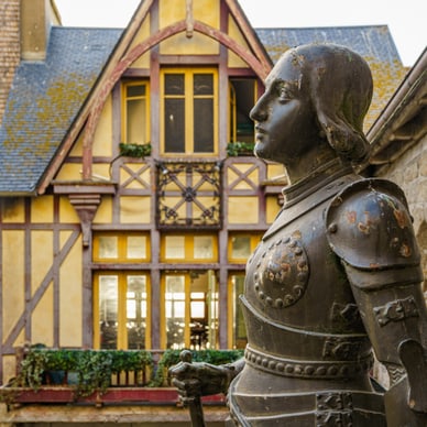 Statue eines Ritters vor einem historischen Gebäude.