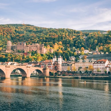Heidelberger Schloss und Alte Brücke über den Neckar im Herbst.