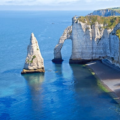 Kreidefelsen von Étretat an der Küste.