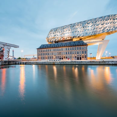 die-hafenmeisterei-antwerpen.jpg Moderne Architektur des Antwerpener Hafenhauses bei Dämmerung.