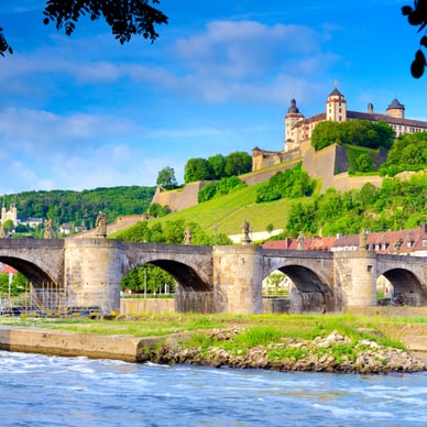Historische Brücke und Festung über Fluss in Würzburg.