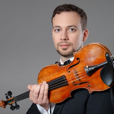 Mann im Anzug mit Violine.