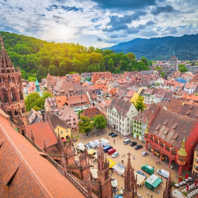 Luftbild von Freiburg mit historischem Münster und bunten Häusern.