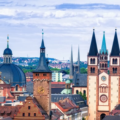 Historische Stadtansicht mit Kirchtürmen und alten Gebäuden.