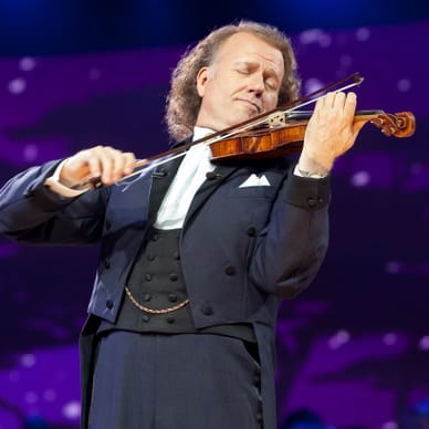 Violinist spielt leidenschaftlich auf der Bühne.