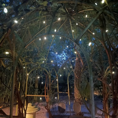 Pavillon im Freien mit Lichterketten.