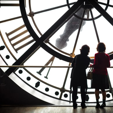 das-musee-dorsay-frueher-bahnhofsgebaeude-heute-kathedrale-d.jpg Zwei Personen vor grosser Uhr im Gebäudeinneren.