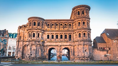 porta-nigra-trier.jpg Alte römische Stadtmauer bei Sonnenuntergang.