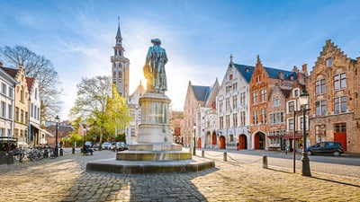 twerenbold_75769.jpg Platz mit Statue und historischen Gebäuden im Hintergrund.