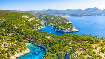 bootsfahrt-mit-bademoeglichkeit-in-der-calanque-von-cassis.jpg Luftaufnahme von Küste mit Buchten und Felsen am Meer.