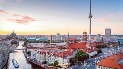 twerenbold_73169.jpg Berlin Stadtansicht bei Sonnenuntergang mit Fernsehturm und Spree.