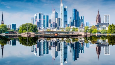 twerenbold_85361.jpg Frankfurter Skyline spiegelt sich im Main.