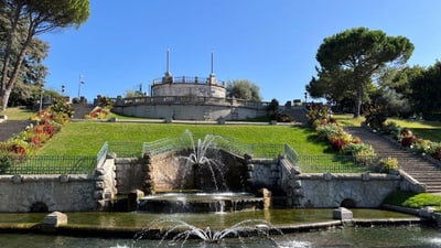 valence.jpg Brunnen und Treppen in einer gepflegten Parklandschaft.