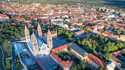 pecs.jpg Luftaufnahme der Stadt mit grosser Kathedrale und umliegender Bebauung.