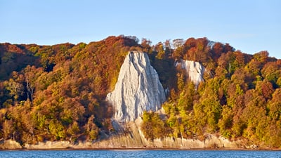 twerenbold_78713.jpg Kreidefelsen auf Rügen mit Herbstwald und Meer im Vordergrund.