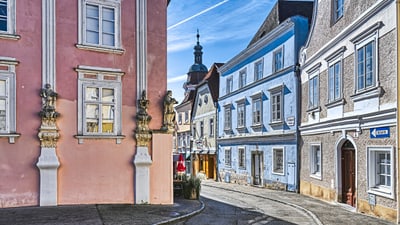 twerenbold_79379.jpg Bunte historische Gebäude in einer engen Gasse.