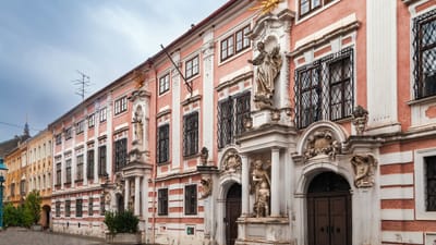 st-poelten.jpg Barockgebäude mit Statuen und verzierten Fassaden.