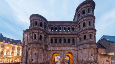 twerenbold_99156.jpg Römisches Stadttor Porta Nigra in Trier bei Abenddämmerung.