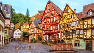 miltenberg.jpg Bunte Fachwerkhäuser an einem Kopfsteinpflasterplatz.