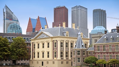 den-haag.jpg Historisches Gebäude und moderne Wolkenkratzer am Wasser in Den Haag.