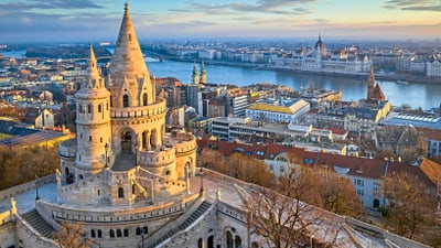 budapest.jpg Fischerbastei in Budapest mit Blick auf die Donau und Stadt.