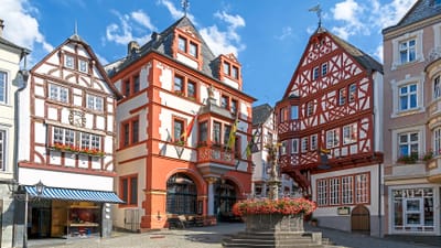 bernkastel.jpg Historische Fachwerkhäuser mit Brunnen auf einem Platz.