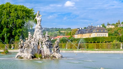 twerenbold_79392.jpg Springbrunnen mit Statuen im Schlosspark.